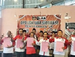 Sesuai Instruksi Presiden RI dan Regulasi Kementerian Keuangan, Bupati LSM LIRA DPD Sidoarjo Winarno Serahkan SK Camat dan SK Bidang Investigasi Pengawasan Dana Desa
