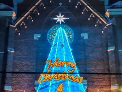 Pohon natal di gereja katolik kelahiran santa perawan maria surabaya berdiri sangat indah