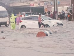 Dalan Nasional Ngoro Kecemplung Banjir Sawisé Udan Deres