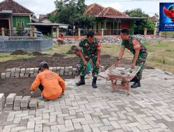 Babinsa bersama warga kerja bakti pemasangan paving lapangan desa